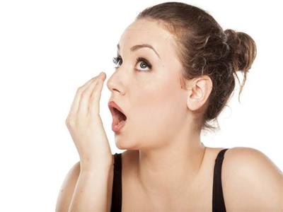 كيفية التخلص من رائحة البصل في الفم‎