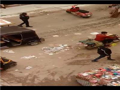 أهالي شارع مصطفى حافظ ينظفون الطريق بعد غياب عمال النظافة