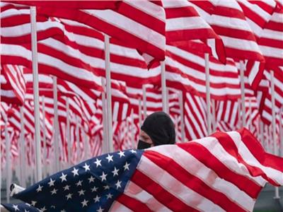 إضاءة «حقل الأعلام» وسط واشنطن قبيل تنصيب بايدن