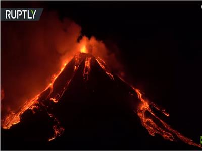 بركان «إتنا» يجدد ثورانه مطلقا حمما وأعمدة رماد ودخانا في إيطاليا | فيديو