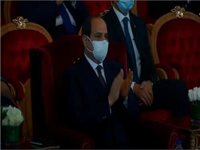 شاهد| تأثر الرئيس السيسي أثناء عرض مسرحي عن بطولات الشرطة