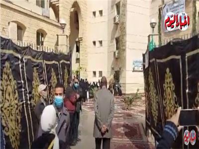 وصول جثمان عبلة الكحلاوي إلى مسجد الباقيات الصالحات بالمقطم |فيديو 