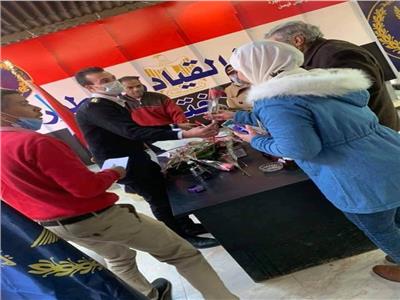 استقبال المواطنين بالورود في «مرور فيصل» احتفالا بعيد الشرطة | صور