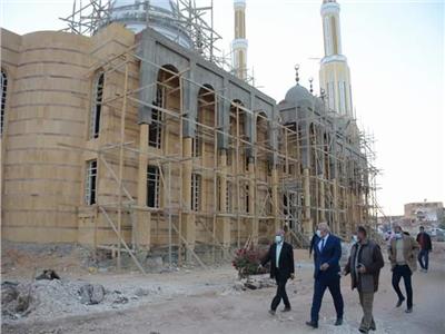 محافظ الوادي الجديد يتفقد أعمال إنشاء مسجد «التواب الرحيم»