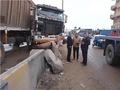 تصادم سيارة نقل ثقيل بحواجز طريق الإسكندرية الصحراوي.. وتوقف الطريق| صور