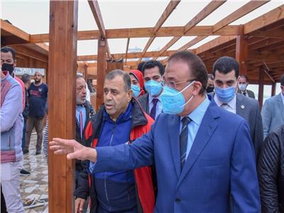 محافظ الإسكندرية يتابع إزالة  مخالفات تحجب رؤية البحر 