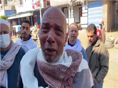 مشهد مؤثر.. خمسيني يبكي فرحا بعد استجابة الرئيس لعلاج «السيد صرصار»| فيديو