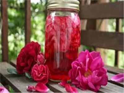 طريقة تحضير «عصير الورد البلدي» الخام وتخزينه 