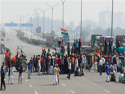 خطوة تصعيدية من المزارعين المحتجين.. إغلاق طرق في أنحاء متفرقة بالهند 