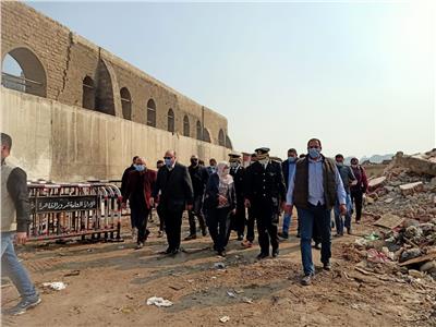 محافظ القاهرة يتفقد إزالة منطقة بني هلال بمصر القديمة