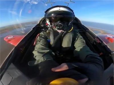 فيديو مذهل لمقاتلة تتحدى الجاذبية على ارتفاع 2000 قدم 
