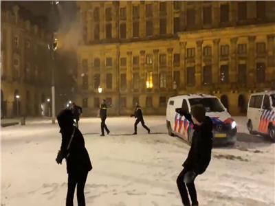 فيديو| هولندا..«معركة» بكرات الثلج بين الشرطة ومواطنين 