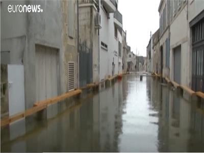 الفيضانات تحول منطقة فرنسية إلى بحيرة.. فيديو