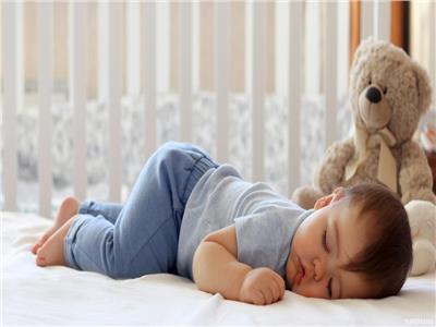 ما هي أفضل وضعية لنوم الرضيع المصاب بالزكام ؟