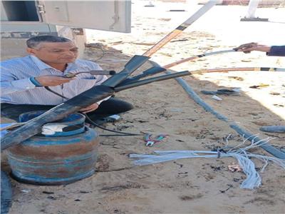 اصلاح كابلات الكهرباء التي تضررت بفعل السيول في وسط سيناء