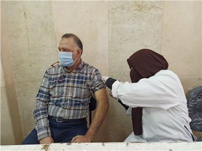  تطعيم ٦٩٢ طبيبا بمستشفيات جامعة الزقازيق والصحة بالشرقية 