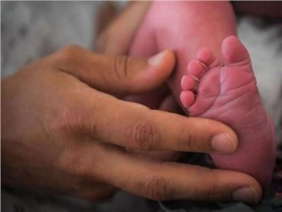 طبيب يبيع «رضيعًا» عجز والداه عن دفع نفقات عملية الولادة   