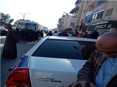 احتشاد أهالي بورسعيد أمام المسجد العباسي لتشييع جثمان «البدري فرغلي»