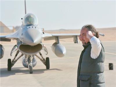 أحمد نادر جلال ينشر صور جديدة من أمام الـ F16 في "السرب"