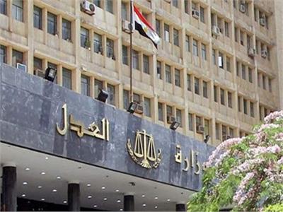إحالة مدير الشئون القانونية بجامعة المنصورة ومساعده للمحاكمة