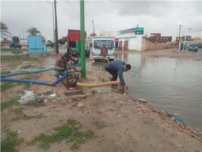 «مطروح» تواصل رفع تجمعات مياه الأمطار من الشوارع والميادين