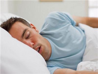 خبير يوضح سبب التنفس بصوت عالي أثناء النوم