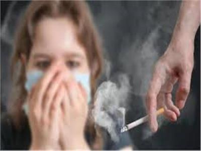 هل التدخين يجعلك أكثر عرضة للإصابة بكورونا؟ طبيب يجيب