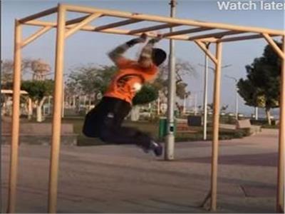 فيديو| سبايدرمان المصري.. عجوز 68 عاما يتسلق الحوائط 