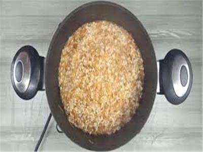 بـ«رغيف عيش بلدي».. أسهل طريقة لعلاج «الأرز المحروق»