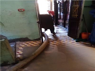 شفط المياه بالرمال من شوارع قرية «دروه» بالمنيا | صور