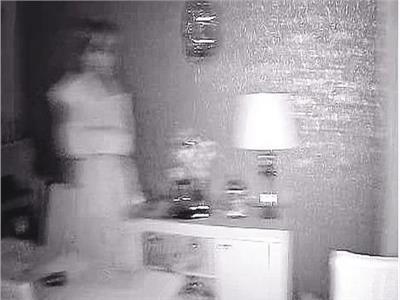 «صدمة زوجين».. كاميرات المراقبة تكشف «شبح عروس» تتجول ليلًا في منزلهما
