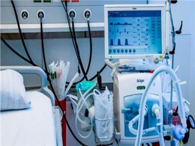 طبيب بالمستشفى الجامعي بقنا يتسبب في وفاة مريضة بعد فصل الجهاز التنفسي 