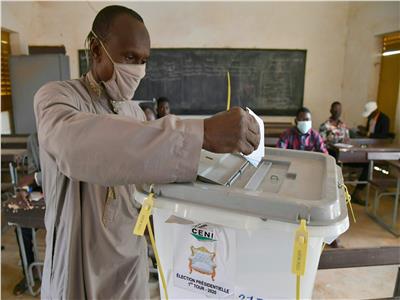 مرشحا الرئاسة في النيجر يدليان بصوتيهما في الانتخابات الرئاسية