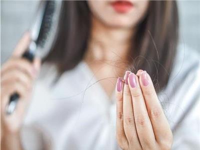 «تكيف مع تساقط الشعر».. دراسة صينية تصدم المتعافين من كورونا