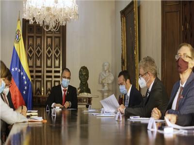 وزير الخارجية الفنزويلي يسلم مذكرات احتجاج لسفراء 4 دول أوروبية