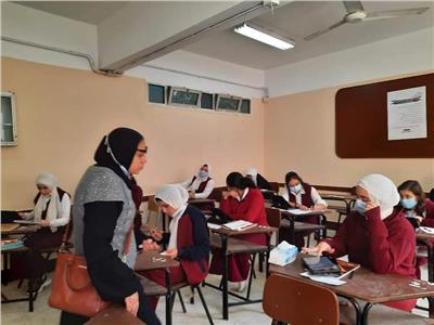 ٢.٣٣٣ طالبة يؤدون امتحانات «أولى ثانوي فني» بالوادي الجديد