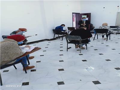 طلاب «آداب العريش» يطبقون الإجراءات الاحترازية أثناء الامتحانات 