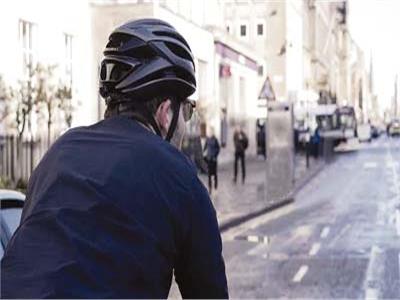 ابتكار نظارة خارقة تُساعد على رؤية الطريق من الخلف أثناء قيادة الدراجة