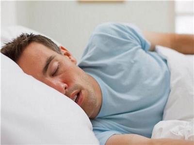 6 أسباب للتحدث أثناء النوم.. أبرزهم تناول الأدوية   