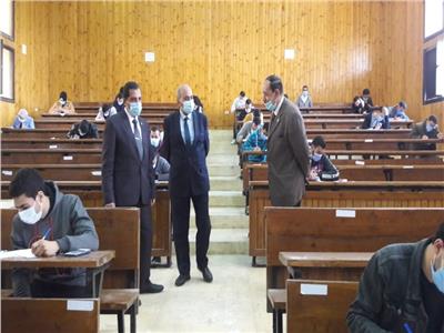 رئيس جامعة المنيا يتفقد أعمال امتحانات الفصل الدراسي الأول