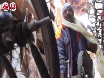 الأسطى كرم: «العجلاتي» يواجه شبح الانقراض أمام «الموتوسيكل» | فيديو 