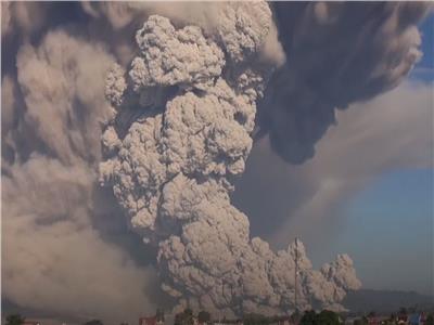 ثوران بركان «سينابونج» المثير في إندونيسيا | فيديو