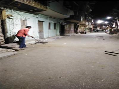 حملة نظافة ليلية لرفع تراكمات القمامة بشارع الحمام وسط مدينة الأقصر
