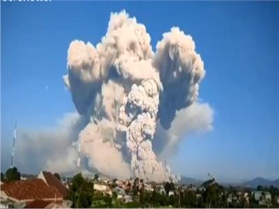 «حين تغضب الطبيعة».. بركان جبل سينابونغ بإندونيسيا |فيديو