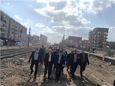 رئيس «السكة الحديد» يتفقد أعمال تطوير محطات وأبراج خط «بنها- بورسعيد»