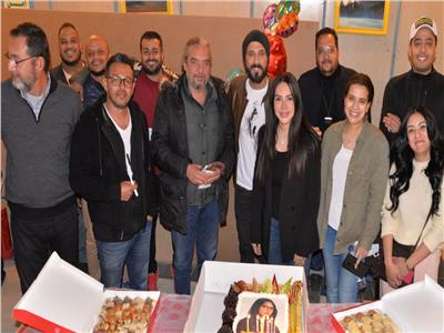 فريق عمل مسلسل «كوفيد 25» يحتفل بعيد ميلاد إنجي علاء 