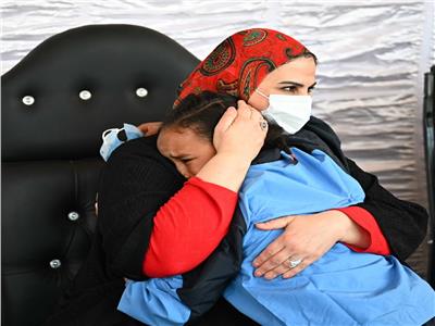 وزيرة الغلابة.. القباج تحتضن طفلة بلا مأوى في بني سويف