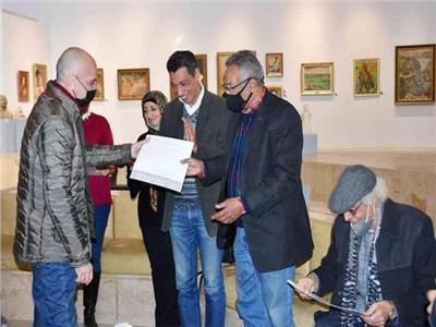 «الفنون التشكيلية» يُكرم أعضاء اللجنة العليا لمتحف الفن المصري الحديث