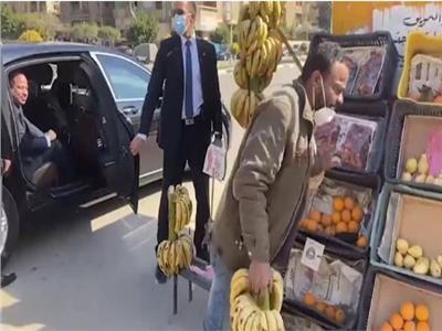 «السيسي» يتحدث مع بائع فاكهة في الشارع ويوجه بعلاجه على نفقة الدولة | فيديو