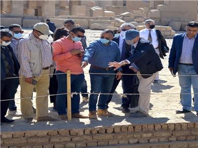 وفد المركز المصري الفرنسي يتفقد أعمال ترميم معبد الكرنك | صور